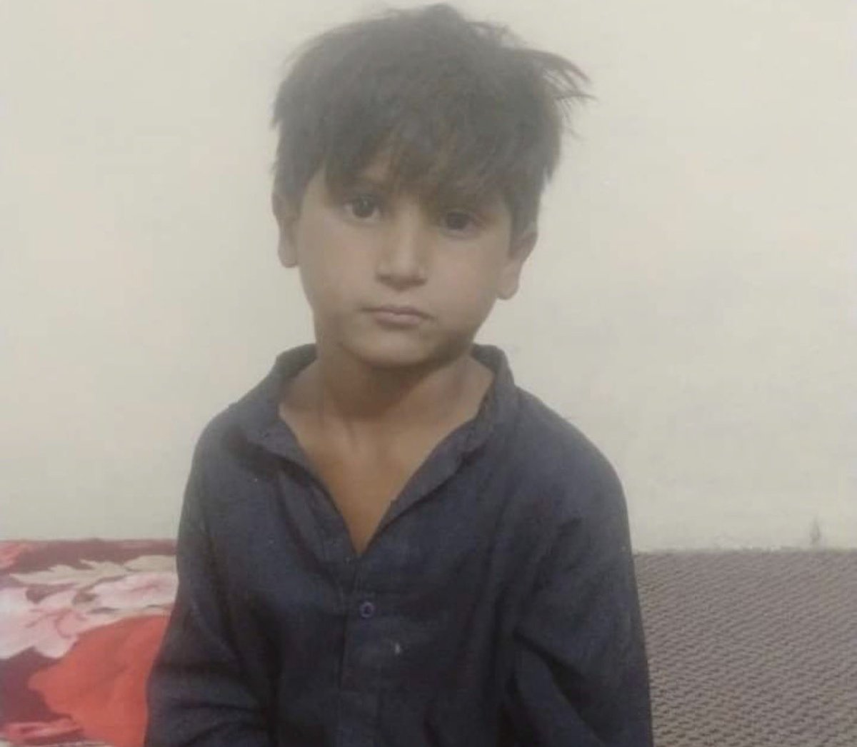 ia_rajpoot's tweet photo. تلاش وارثان 
یہ بچہ گذشتہ رات سے جی ٹی روڈ روات جامع مسجد المقبول(بالمقابل پیدل پل) میں ہے۔اپنا نام عمر جبکہ باپ کا نام باسط بتا رہا ہے ، گھر کا پتہ حاجی چوک بتا رہا
شئیر کریں تاکہ بچہ گھر والوں تک پہنچ جائے 
برائے رابطہ 03209392653 https://t.co/rcz0ocvNCV