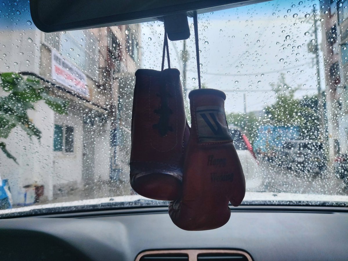 boxertalent's tweet photo. 한낮이 지나자 세찬 비가 
차창을 두들기며 거리를 적셨다.
본격 장마철이 시작되나 보다.
주차 후
집에 들어섰을 땐
창밖엔
자욱한 장대비로 가득했다.
장마철이 끝나면 
또 여기저기 수해로 난리겠지!
해마다 이맘때쯤이면 
나의 일상이 된 듯한
수해복구 자원봉사, ㅠㅠ
https://t.co/EJA0tGEtxn https://t.co/0pmC52Avac
