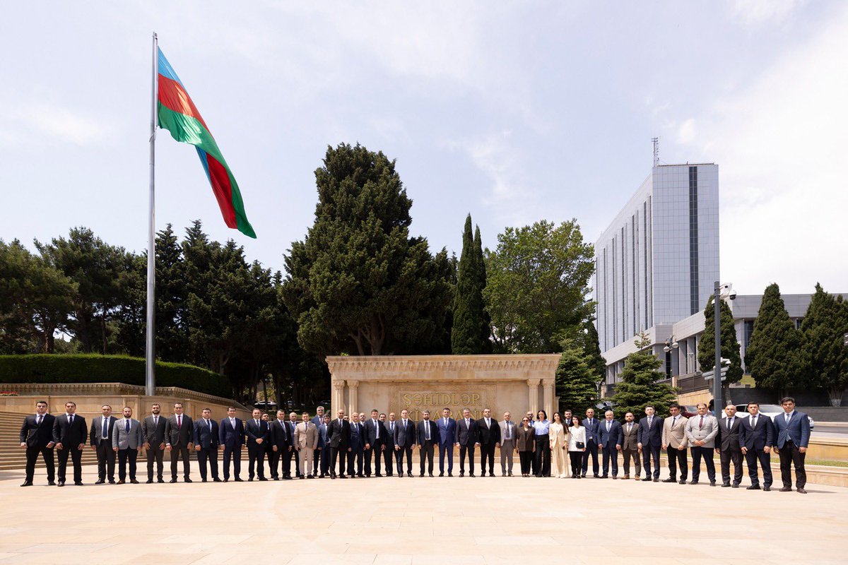 Azergold_QSC's tweet photo. #AzerGold fəaliyyətə başlamasının 10-cu ildönümü münasibətilə dövlət şirkəti və onun törəmə müəssisələri – DDF/Dashkasan Iron Ore və Azerblast MMC-nin rəhbər heyəti Fəxri xiyabanda Ümummilli Lider Heydər Əliyevin əziz xatirəsini dərin ehtiramla yad ediblər. https://t.co/mlJea8g7PA