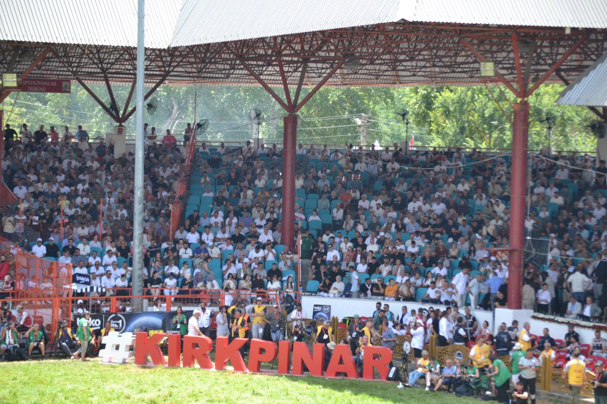 edirne_valiligi's tweet photo. 📍 Sarayiçi Er Meydanı

🇹🇷 665. Tarihi Kırkpınar Yağlı Güreşleri'nde heyecan hız kesmeden devam ediyor.

Başpehlivanlık çeyrek final müsabakaları tamamlandı.

Dualı çayırda Kırkpınar ruhu tüm coşkusuyla yaşanıyor. https://t.co/SJwneP3fJw