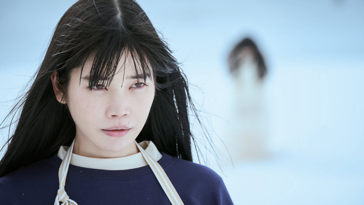 tskn_nana's tweet photo. 閉ざされた村と歪んだ価値観が生み出した悲劇が、やがて雪女という伝説になる。着眼点は興味深いが、恐怖や不気味さよりもメッセージが強く残る。雪女を絡めた説明しすぎる日本版「DIE MY LOVE」のような残念なホラー映画『氷血』観ました。

本作の雪女はただの民間伝承の妖怪というよりも、長年抑圧され、声を奪われてきた女性たちの苦しみや怨念を象徴する存在として描かれています。

雪女はどのような怨念を抱えているのか、そしてその背景にどんな社会や家制度があったのかという点に目が向くようになり、家父長制や古い因習の被害者なんだという二重の側面に気づかされます。「こんな怪物を生み出したのは一体誰なんだ？」そんな問いを突きつけられたような気がしました。

「女性が社会や家庭から押し付けられる役割」によって精神が追い詰められていく。表現方法は全く違いますが、構造は『DIE MY LOVE』に似ていると思います。

ただ、『DIE MY LOVE』が観客に解釈の余地を残し、徐々にテーマが浮かび上がってくる作品なのに対し、本作はメッセージがかなり早い段階で見えてしまいます。以降も同じテーマを繰り返し訴える構成だったため、少し説明的でしつこく感じてしまいました。

そして何より、ホラーとしては物足りなさが残りました。

雪女の正体や存在理由が比較的早く明かされることで、「何者かわからない恐怖」が薄れてしまった。個人的にホラーは怪異を完全に理解できないから怖いものと思っています。

もちろん、社会問題をホラーで描くこと自体は悪くありませんが、『氷血』はテーマを伝えることを優先するあまり、怪異が持つ”未知への恐怖”や想像の余白が少なくなってしまった印象です。

家父長制への批判というテーマには共感できましたし、雪女という日本的な怪異に女性の苦しみを重ねた着眼点も興味深いものでした。

もう少し観客に解釈を委ねてホラーとしての不気味さを最後まで保てていれば、印象深い作品になったと思います。