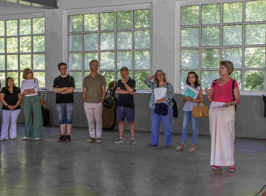 Aj_Ripoll's tweet photo. 🎻🎹 Ja s’ha donat el tret de sortida al 37è Curs d’Interpretació Musical de #Ripoll, amb la benvinguda a la trentena d’alumnes que han arribat a la vila d’arreu de la geografia catalana i més enllà. Rebran classes de violí, violoncel, flauta, piano i música de cambra. https://t.co/DnFLNBhiWR