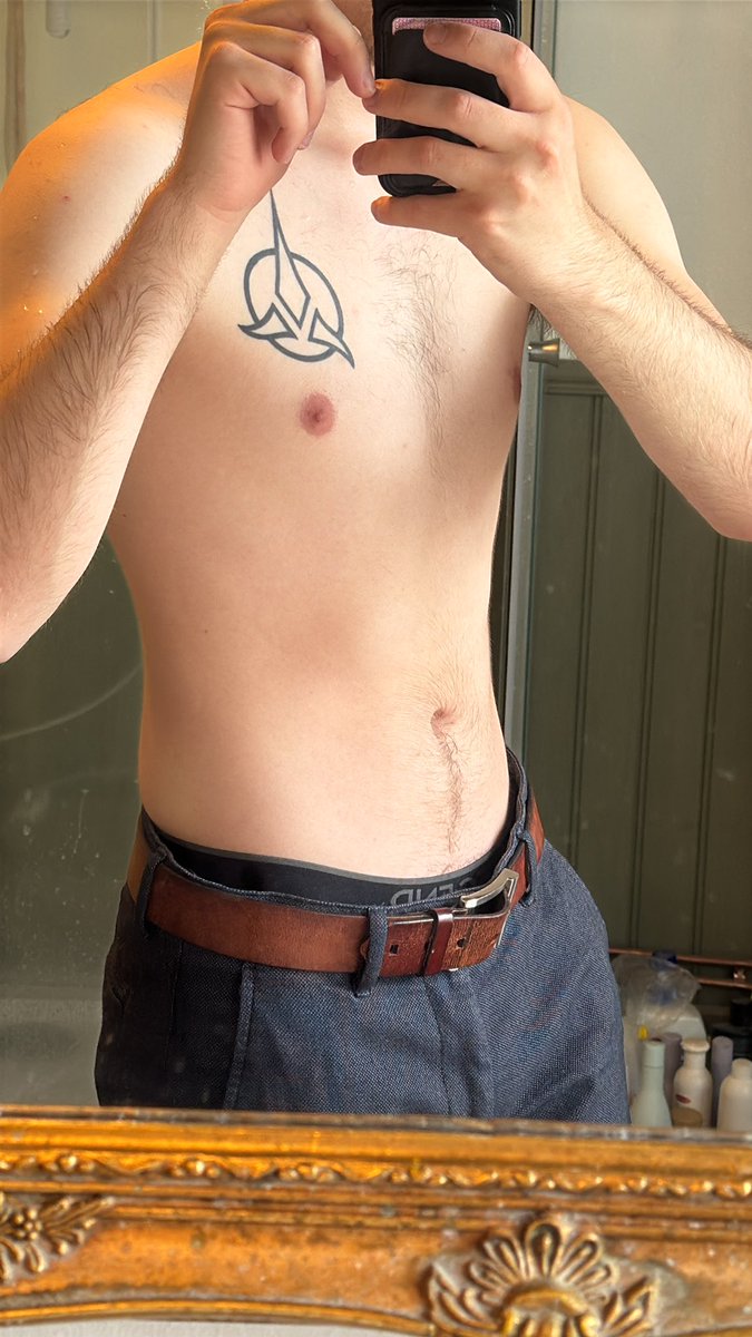 NaughtHourn's tweet photo. My waist is looking slim lmao https://t.co/vAJ6gfl7tF