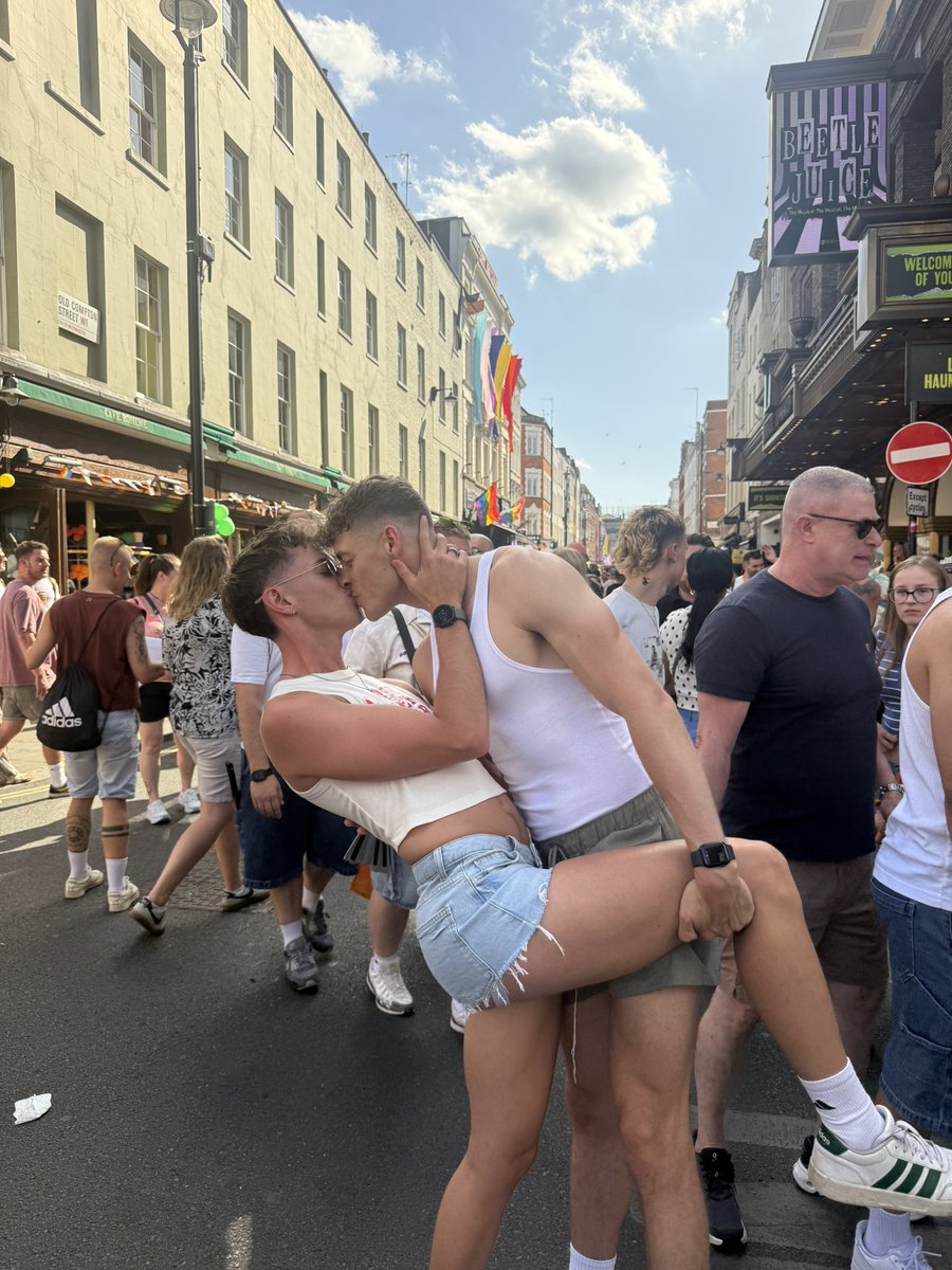 danros_e's tweet photo. My first pride! Love u London x https://t.co/SMUvRU6e67