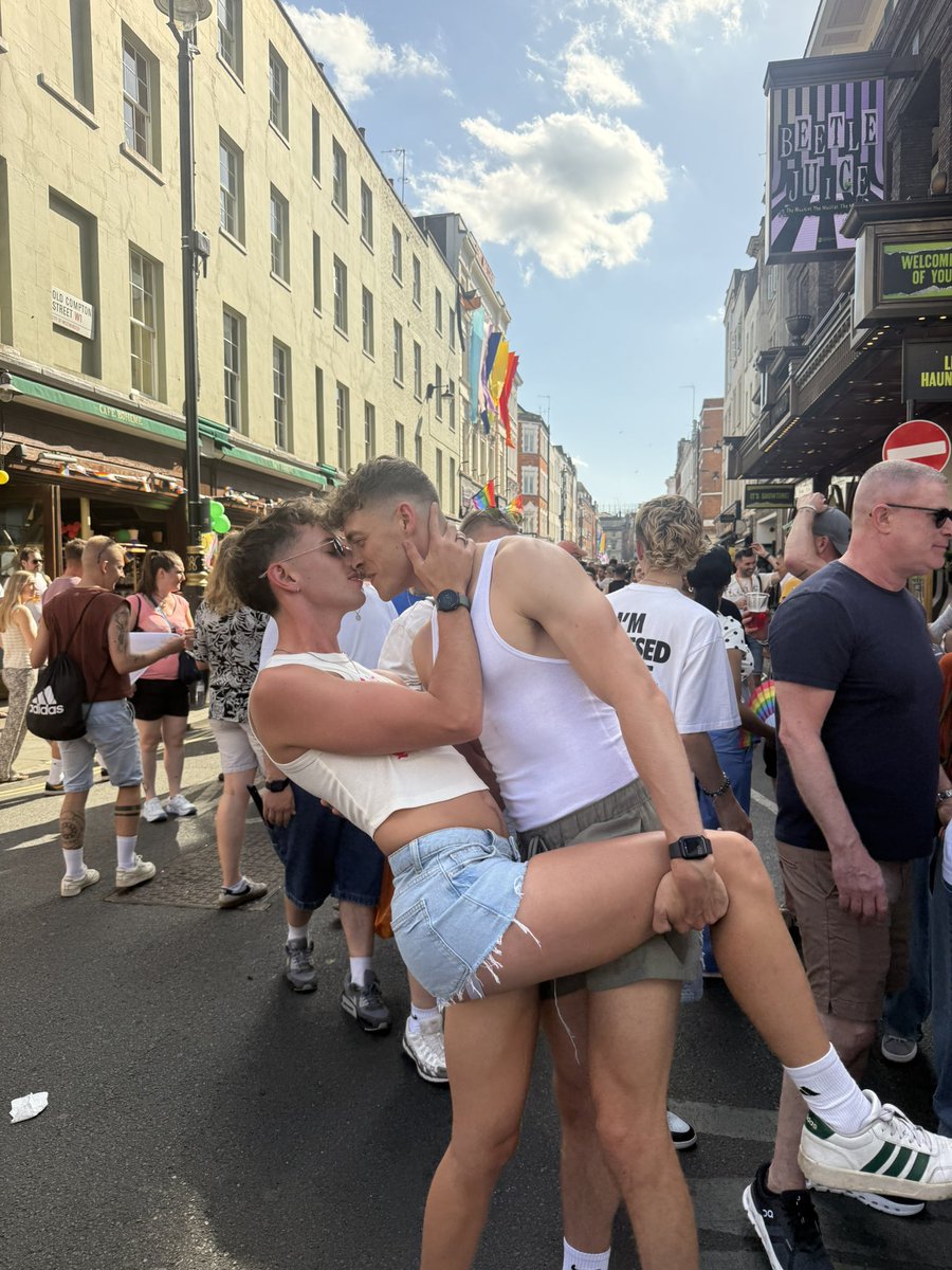 danros_e's tweet photo. My first pride! Love u London x https://t.co/SMUvRU6e67