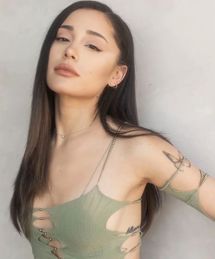 velvetpetalmia's tweet photo. Still not over her look here 🌿 https://t.co/w1qURsiTTz
