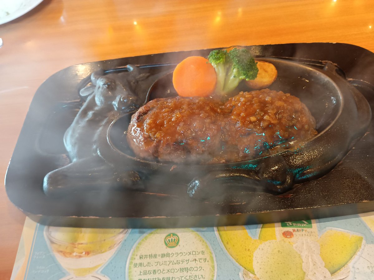 eight875's tweet photo. レストランさわやか　吉田店
げんこつハンバーグ+cセット
¥2,270

噂のさわやかに
最初は静岡インター店に行こうとしたけど直前にネットで待ち時間みたら80分だったので一番待ち時間が少ない店舗に

いや、めっちゃうまいわ
外側しっかり固めで歯ごたえあるし
中はレアで柔らかくて
140文字じゃたりな https://t.co/1KgWKxZ1v5