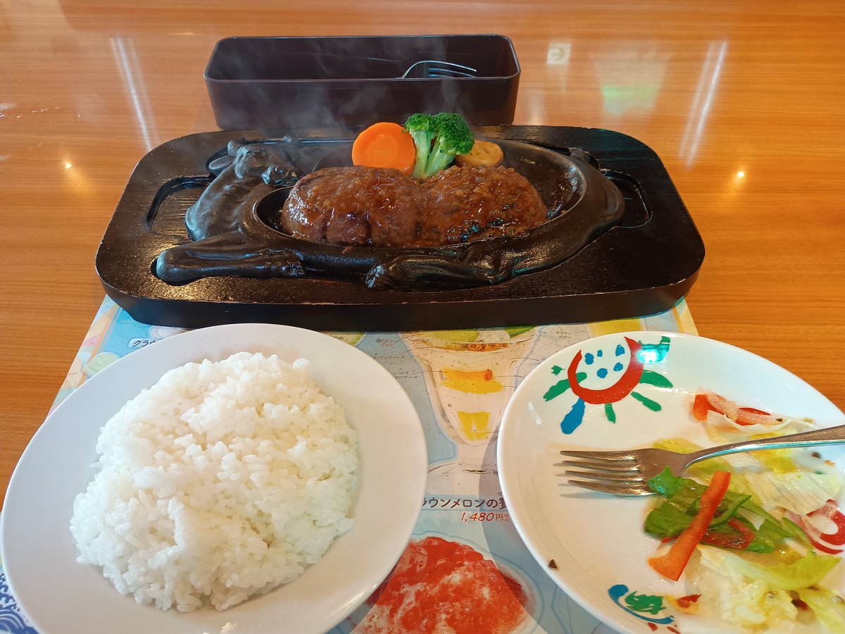 eight875's tweet photo. レストランさわやか　吉田店
げんこつハンバーグ+cセット
¥2,270

噂のさわやかに
最初は静岡インター店に行こうとしたけど直前にネットで待ち時間みたら80分だったので一番待ち時間が少ない店舗に

いや、めっちゃうまいわ
外側しっかり固めで歯ごたえあるし
中はレアで柔らかくて
140文字じゃたりな https://t.co/1KgWKxZ1v5