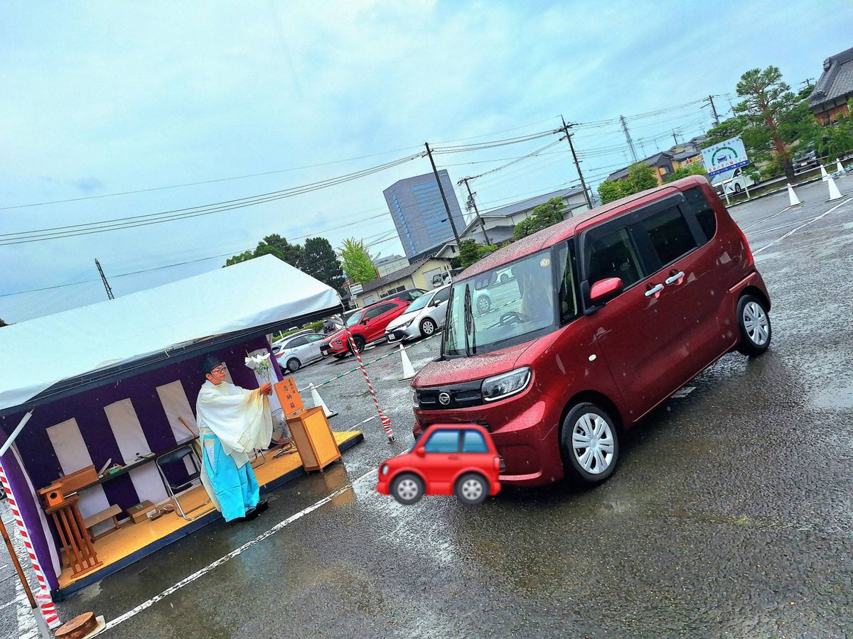 d_tora9's tweet photo. 茅の輪くぐり…
車のご祈祷も兼ねて
7日まで城南宮で
行ってるらしいので
我が家の車も
お願いしてきた🚗
無料なのに雨の中
一台一台、宮司さん
ご苦労様です☺
#茅の輪くぐり
#京都城南宮
#宮司さん
#ご苦労様です https://t.co/4r3Q8tYhvB