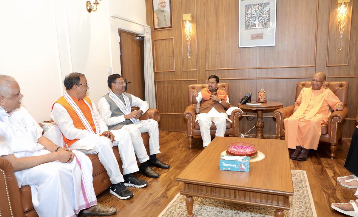 mppchaudhary's tweet photo. माननीय उपमुख्यमंत्री श्री ब्रजेश पाठक जी के आवास पर भाजपा के माननीय राष्ट्रीय अध्यक्ष श्री नितिन नबीन जी के साथ उनके परिजनों से स्नेहिल भेंट की।

इस दौरान माननीय मुख्यमंत्री योगी आदित्यनाथ जी, माननीय उपमुख्यमंत्री श्री केशव प्रसाद मौर्य जी और राष्ट्रीय महामंत्री (संगठन) श्री बी.एल. संतोष जी भी उपस्थित रहे।
#TeamNitinNabin

@NitinNabin 
@myogiadityanath 
@blsanthosh
@kpmaurya1 
@brajeshpathakup 
@BJP4India @BJP4UP