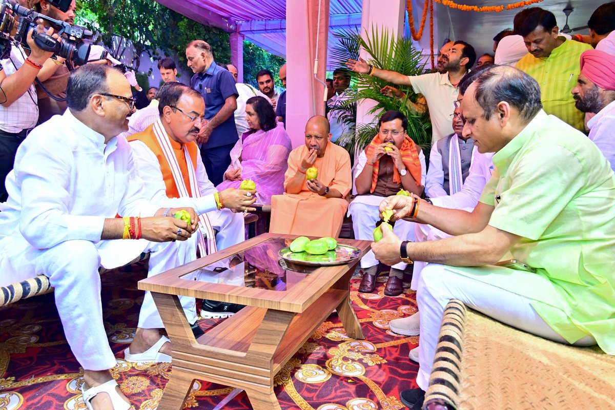 kpmaurya1's tweet photo. उत्तर प्रदेश सरकार में मा. उप मुख्यमंत्री श्री @brajeshpathakup जी के लखनऊ स्थित सरकारी आवास पर  माननीय राज्यसभा सांसद व भाजपा के राष्ट्रीय अध्यक्ष श्री @NitinNabin जी, भाजपा के राष्ट्रीय महामंत्री (संगठन) श्री @blsanthosh जी, मा. मुख्यमंत्री श्री @myogiadityanath जी, मा. केंद्रीय राज्य मंत्री व उत्तर प्रदेश भाजपा के प्रदेश अध्यक्ष श्री @mppchaudhary जी, उत्तर प्रदेश भाजपा के प्रदेश महामंत्री (संगठन) श्री @idharampalsingh जी के साथ बैठक कर फलों के राजा ‘आम’ का रसास्वादन किया।

इस अवसर पर उत्तर प्रदेश सरकार के मा. मंत्रीगण एवं मा. जनप्रतिनिधिगण की उपस्थिति रही।