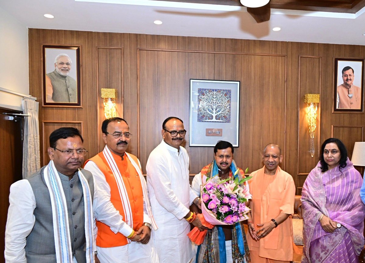kpmaurya1's tweet photo. उत्तर प्रदेश सरकार में मा. उप मुख्यमंत्री श्री @brajeshpathakup जी के लखनऊ स्थित सरकारी आवास पर  माननीय राज्यसभा सांसद व भाजपा के राष्ट्रीय अध्यक्ष श्री @NitinNabin जी, भाजपा के राष्ट्रीय महामंत्री (संगठन) श्री @blsanthosh जी, मा. मुख्यमंत्री श्री @myogiadityanath जी, मा. केंद्रीय राज्य मंत्री व उत्तर प्रदेश भाजपा के प्रदेश अध्यक्ष श्री @mppchaudhary जी, उत्तर प्रदेश भाजपा के प्रदेश महामंत्री (संगठन) श्री @idharampalsingh जी के साथ बैठक कर फलों के राजा ‘आम’ का रसास्वादन किया।

इस अवसर पर उत्तर प्रदेश सरकार के मा. मंत्रीगण एवं मा. जनप्रतिनिधिगण की उपस्थिति रही।