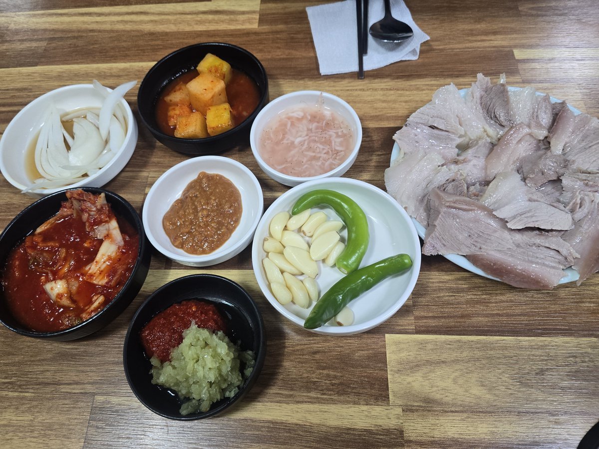 taeng1005's tweet photo. 평양냉면(부산안면옥), 돼지국밥(신송자 신마산식당) >>
(��창과 뭉티기 전부 못먹는 관계로..)
대구에서 먹은 것

저 돼지국밥 최민식 아자씨 픽이라 1시간 웨이팅함 ㅋㅋㅋㅋㅋ
가치는 있었다 👍 https://t.co/ec8lVxZDgv