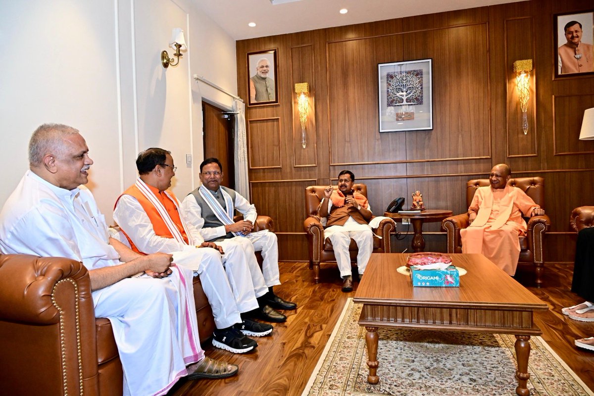 kpmaurya1's tweet photo. उत्तर प्रदेश सरकार में मा. उप मुख्यमंत्री श्री @brajeshpathakup जी के लखनऊ स्थित सरकारी आवास पर  माननीय राज्यसभा सांसद व भाजपा के राष्ट्रीय अध्यक्ष श्री @NitinNabin जी, भाजपा के राष्ट्रीय महामंत्री (संगठन) श्री @blsanthosh जी, मा. मुख्यमंत्री श्री @myogiadityanath जी, मा. केंद्रीय राज्य मंत्री व उत्तर प्रदेश भाजपा के प्रदेश अध्यक्ष श्री @mppchaudhary जी, उत्तर प्रदेश भाजपा के प्रदेश महामंत्री (संगठन) श्री @idharampalsingh जी के साथ बैठक कर फलों के राजा ‘आम’ का रसास्वादन किया।

इस अवसर पर उत्तर प्रदेश सरकार के मा. मंत्रीगण एवं मा. जनप्रतिनिधिगण की उपस्थिति रही।