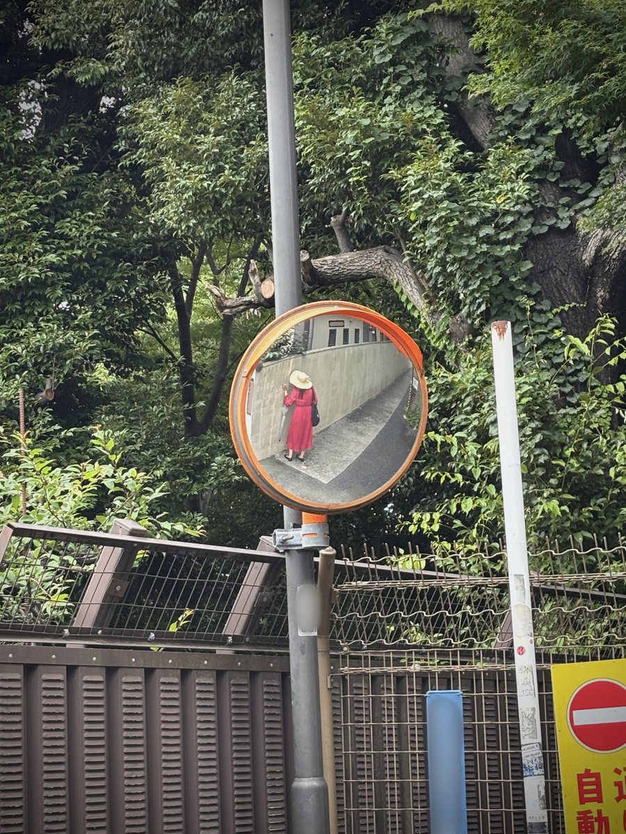 circle20_0275's tweet photo. 没入型リアルホラー体験
『怪しすぎる人』

実際に街の中で"怪しすぎる人"を尾行します。
絶対にバレてはいけません。

その先にある"目的地"で何を見ることになるのか...唯一無二の体験、心臓の強い方は是非。　
#怪しすぎる人 #奇妙区 https://t.co/VJOt1jGavr