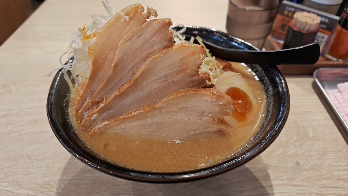 shellyozakin's tweet photo. 萬馬軒大森店
ネギ味噌チャーシュー麺🍜 https://t.co/HCtmd5ecfR