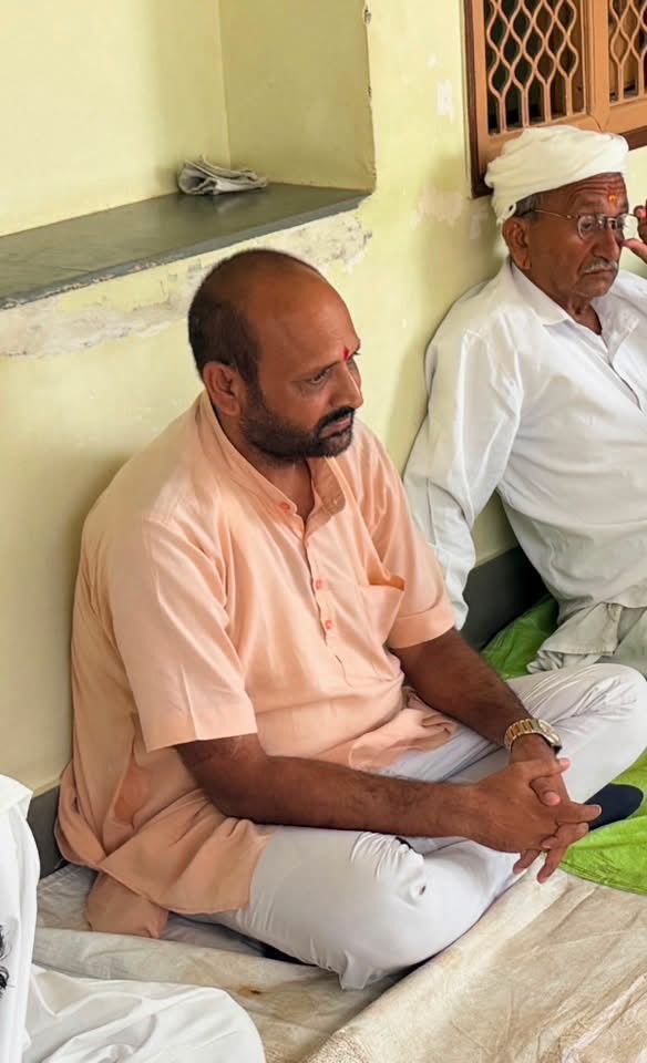 SureshNorva's tweet photo. आज सिरोही ज��ले के आमला��ी गाँव पहुँच कर #अभय_सिह जी #राजपुरोहित के परिजनों से मुलाकात की में और  मेरे साथ राष्ट्रीय बजरंग दल के राजस्थान प्रदेश अध्यक्ष राकेश जी राजगुरु सहित समाज बंधुओं ने पीड़ित परिवार को भरोसा दिलाया की न्याय की लड़ाई में हम आपके साथ है।

#rajpurohitsamaj https://t.co/XD5kIgvbcM