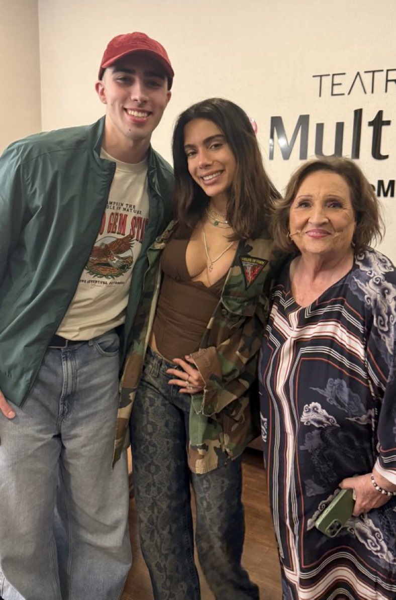 AnittaPress's tweet photo. Anitta foi assistir à “Meu Filho É Uma Peça”. https://t.co/evBVtNmap9