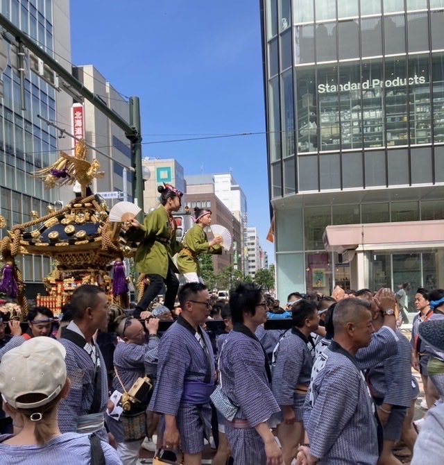 Today_sapporo's tweet photo. 7月5日（日）
四番街祭り　久しぶり見に行きました
昔ながらの大道芸や4丁目のプロレスが懐かしい感じ
風の強い中サンバのお姉さんは輝いていました https://t.co/k3iI1tRPU4