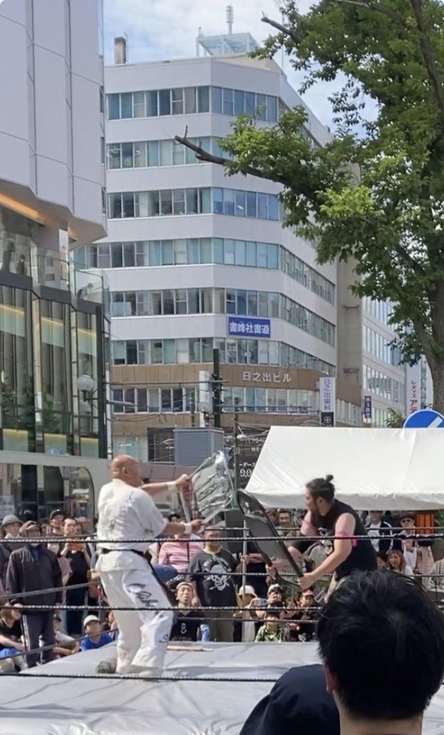 Today_sapporo's tweet photo. 7月5日（日）
四番街祭り　久しぶり見に行きました
昔ながらの大道芸や4丁目のプロレスが懐かしい感じ
風の強い中サンバのお姉さんは輝いていました https://t.co/k3iI1tRPU4