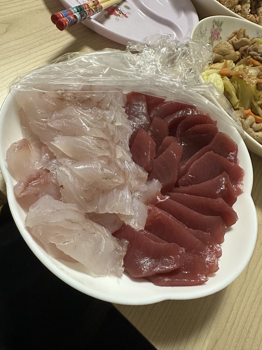 toc_zc32s520's tweet photo. 今日は少し贅沢に
マグロとヒラメのお刺身！ https://t.co/o6cNVjCAyE