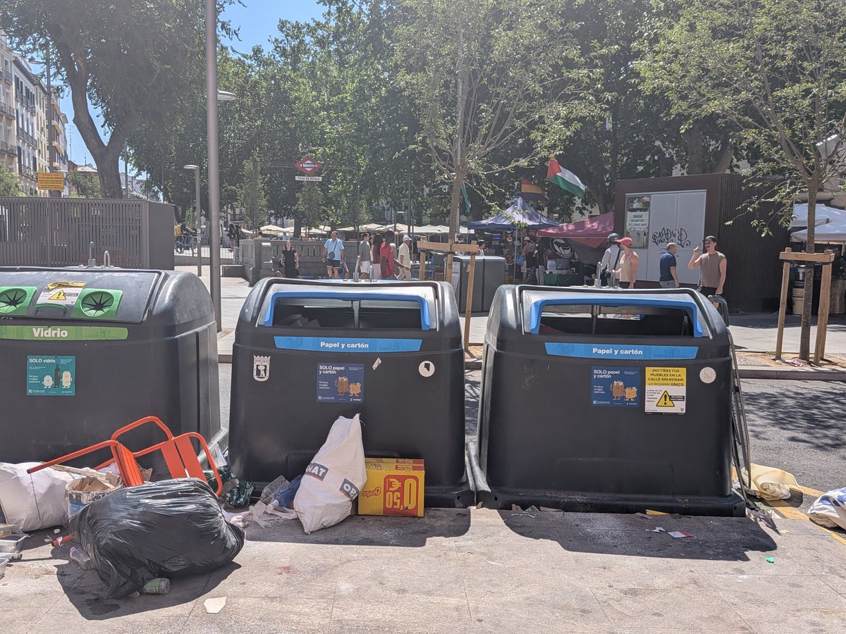 Gonz_Camarero's tweet photo. @guillematamala @conchilafraya @MADRID Peor aún! El asunto es que somos minoría los afectados por estos #basureros y a una parte del vecindario le viene bien un tener cerca un lugar al que llevar su basura, enseres, ropa vieja, electrodomésticos, escombros.. Así se lo indica @MADRID, están "reciclando" @GrupoPPMadrid https://t.co/cGqHCjucpW