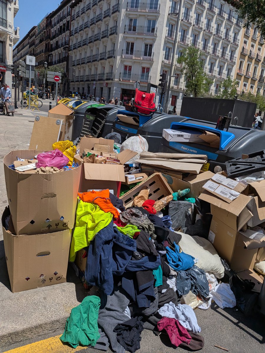 Gonz_Camarero's tweet photo. @guillematamala @conchilafraya @MADRID Peor aún! El asunto es que somos minoría los afectados por estos #basureros y a una parte del vecindario le viene bien un tener cerca un lugar al que llevar su basura, enseres, ropa vieja, electrodomésticos, escombros.. Así se lo indica @MADRID, están "reciclando" @GrupoPPMadrid https://t.co/cGqHCjucpW