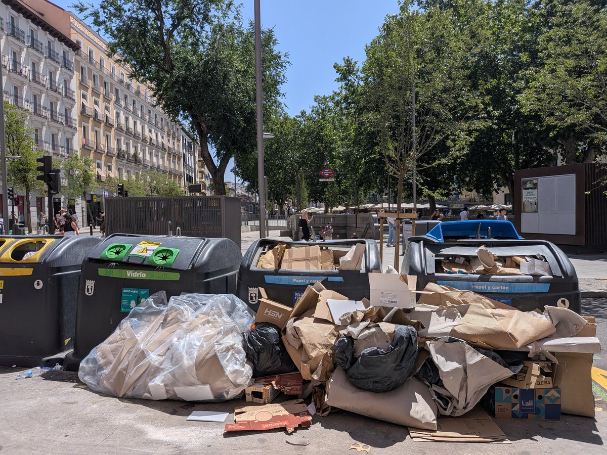 Gonz_Camarero's tweet photo. @guillematamala @conchilafraya @MADRID Peor aún! El asunto es que somos minoría los afectados por estos #basureros y a una parte del vecindario le viene bien un tener cerca un lugar al que llevar su basura, enseres, ropa vieja, electrodomésticos, escombros.. Así se lo indica @MADRID, están "reciclando" @GrupoPPMadrid https://t.co/cGqHCjucpW