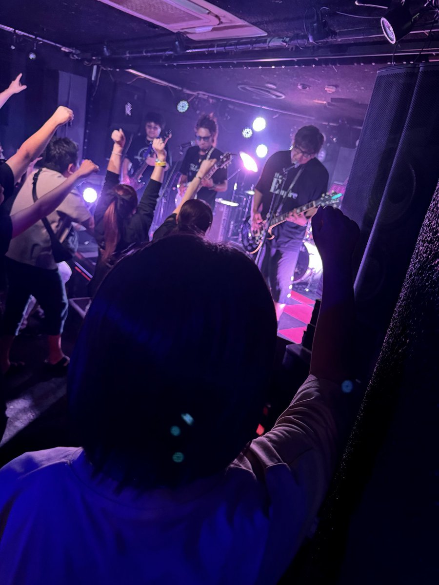 mofumofunausagi's tweet photo. 今日はEmpire兄さん達を見にきた🎸🥁🎤
@TheEmpire_2017
@LoudAffection
＃wonderland
＃TheEmpire
＃ライブ https://t.co/oKXiqgpucG