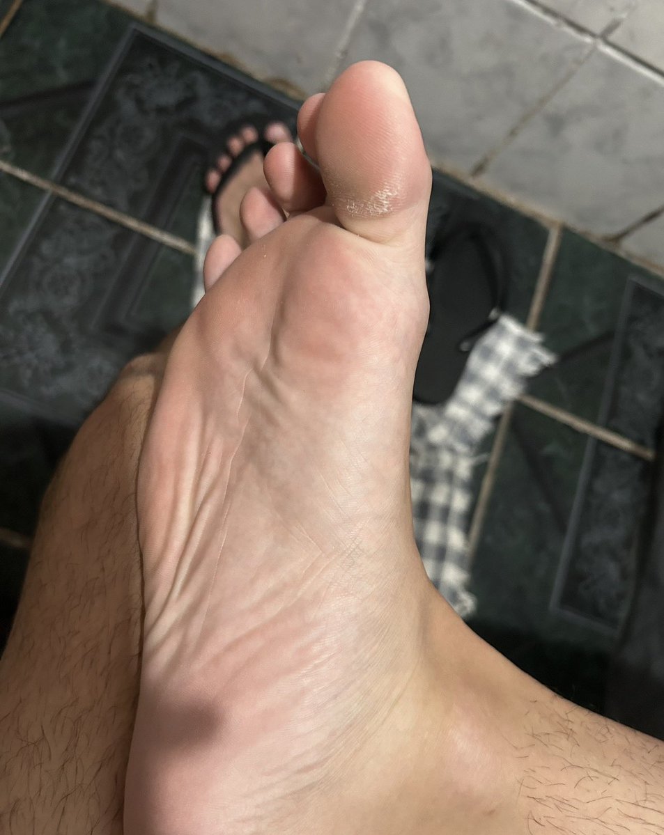 bflcnnn's tweet photo. Tu vai lamber essa porra, deixar bem molhadinho e depois vai vir esfregando seu pau na sola até gozar seu otario.

#PINTOSAWARDS #MaleFeet #BoyFeet #BROTHERAGEM #gooner #feetfetısh #feetworship #maleworship #PINTOAWARDSㅤㅤ https://t.co/PqD3r2670I