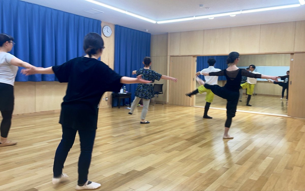 illil_'s tweet photo. マダムバレエのレッスンをさせていただきました。未経験の方が多い中、皆さんとても楽しく身体を動かして楽しんでくださいました。ありがとうございます。 https://t.co/U2w5nLbLsx