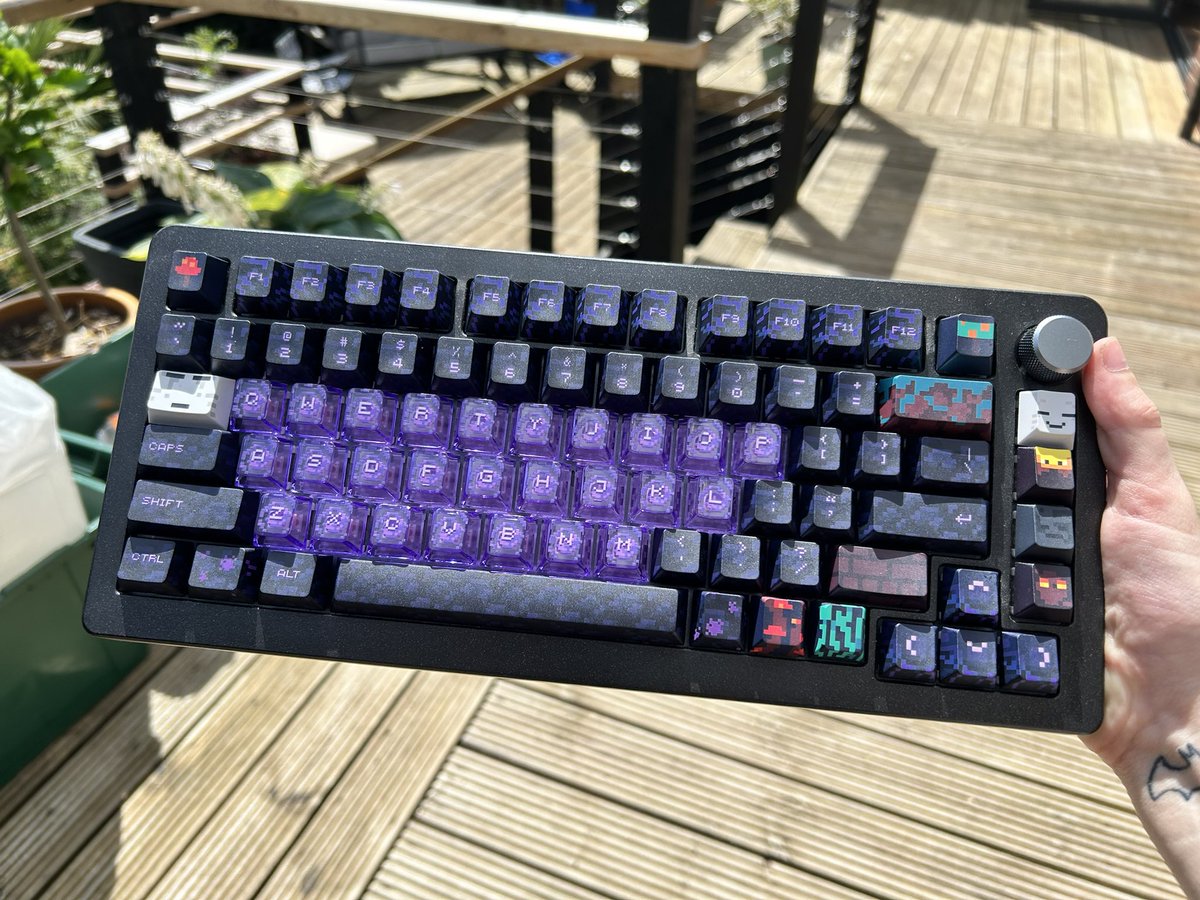 Sivianox's tweet photo. awesome birthday present :3 minecraft keycaps yayyy https://t.co/zAzLwCVLIf