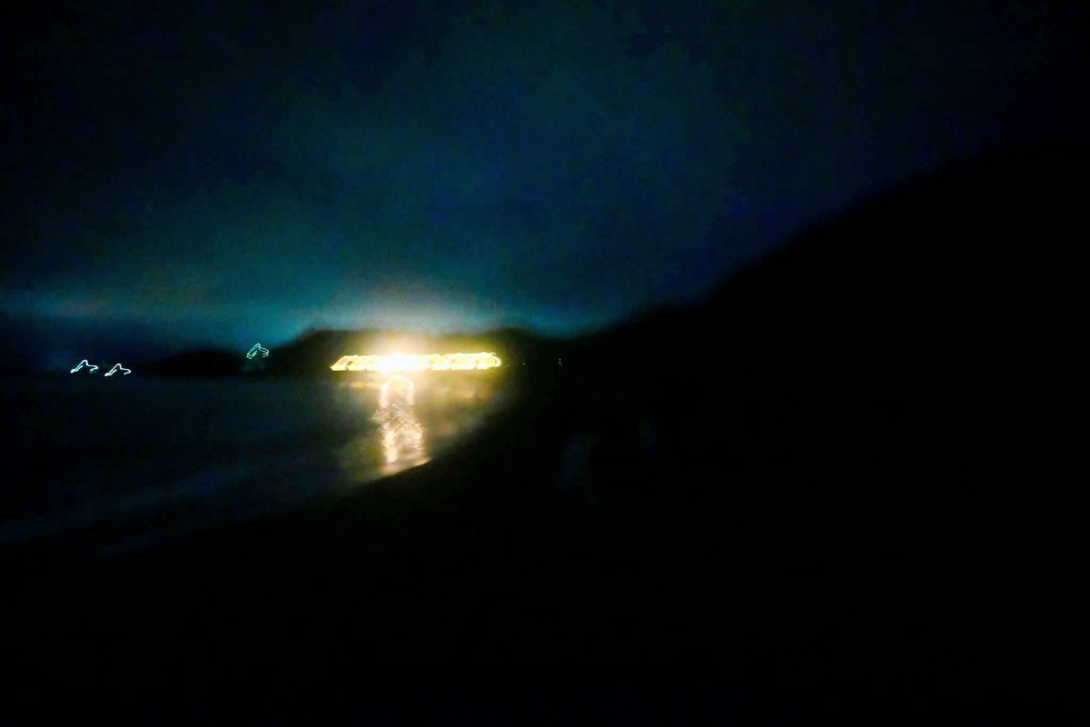 josada12's tweet photo. 時折...【写真】
深夜の

写真と続きはこちらで...『海への誘い(うみへのいざない）』 https://t.co/yuhqjCQuc3 

#ウミガメ産卵調査
#ウミガメ調査実習
#深夜の砂浜を歩く
#電車が通り過ぎる
#ウミガメは海へ帰った https://t.co/hdegPetTGE