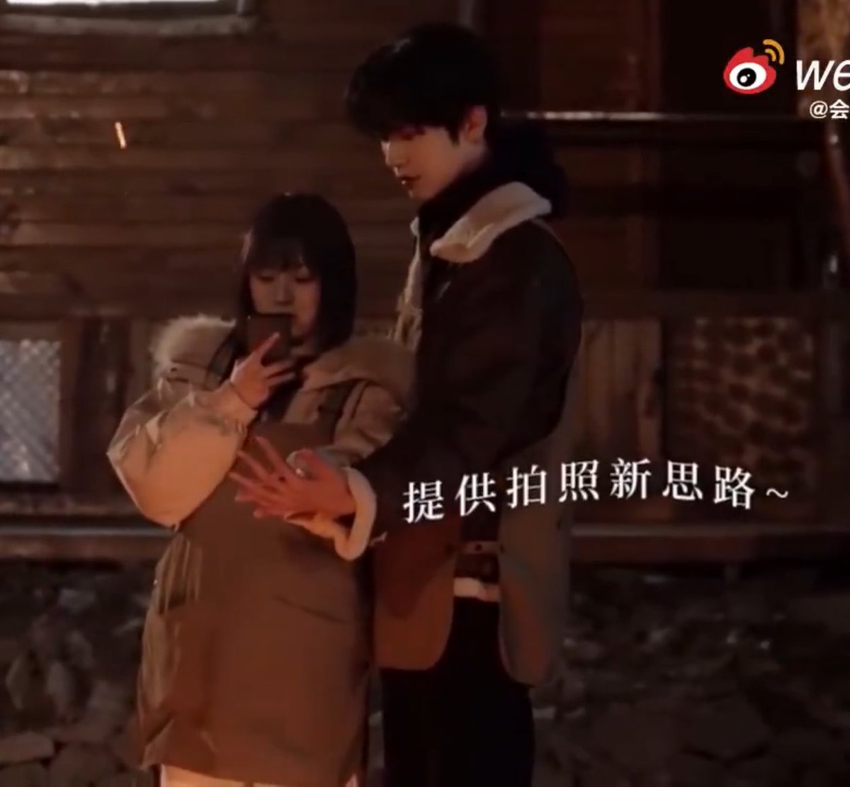 baohaoke's tweet photo. like honestly guys it doesn't make sense... they took SOOOOOO many couple pics but majority of it are not being released... so where is it... 👀

and this hand holding????? if it's for official posts then WHERE IS IT https://t.co/ohySNNMvkL