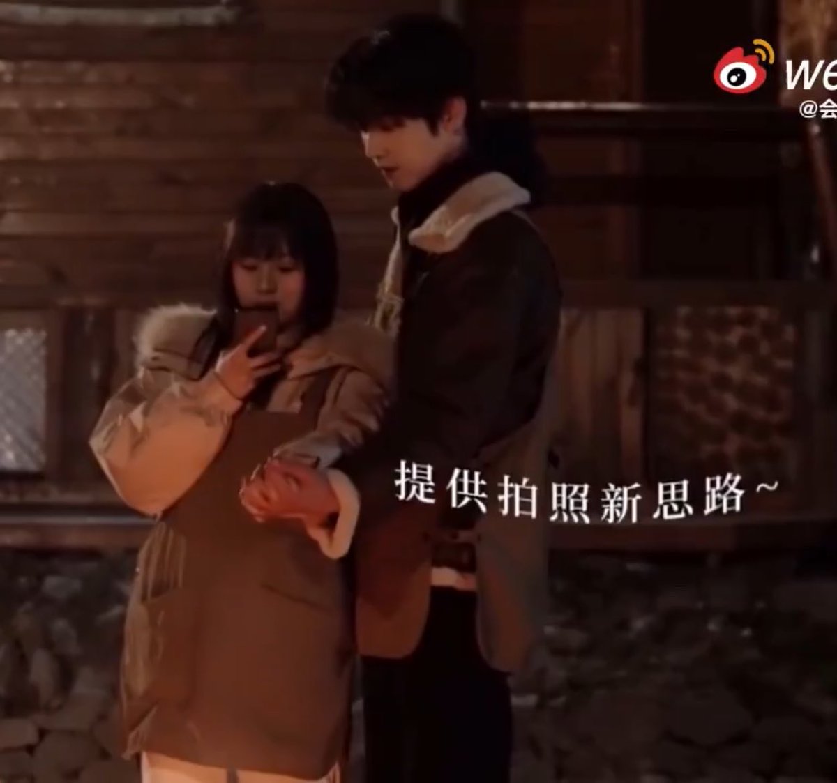 baohaoke's tweet photo. like honestly guys it doesn't make sense... they took SOOOOOO many couple pics but majority of it are not being released... so where is it... 👀

and this hand holding????? if it's for official posts then WHERE IS IT https://t.co/ohySNNMvkL