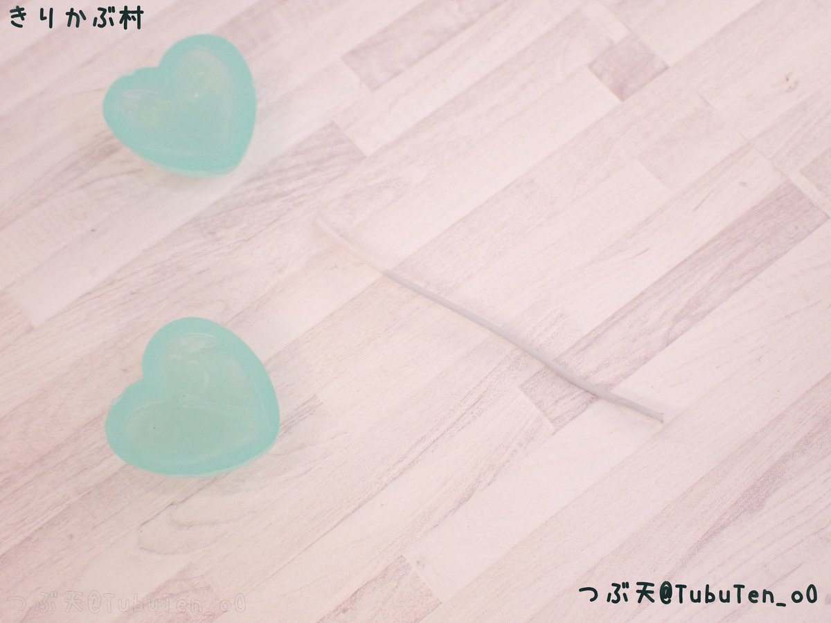TubuTen_oO's tweet photo. 100円ショップで売っているシールを使って、ミニチュア風船を作ってみたよ🎈(*´ω｀*)🎈

・シール裏面の糊を剥がし、ヤスリなどで細い溝を掘る
・プラモ用接着剤をたっぷり塗り、ワイヤーを挟む
・接着剤が固まったら出来上がり！

撮影にパパっと使うだけなら、ワイヤーを挟むだけでもOK(｀･ω･´)ゞ https://t.co/XUDW5wBTAP