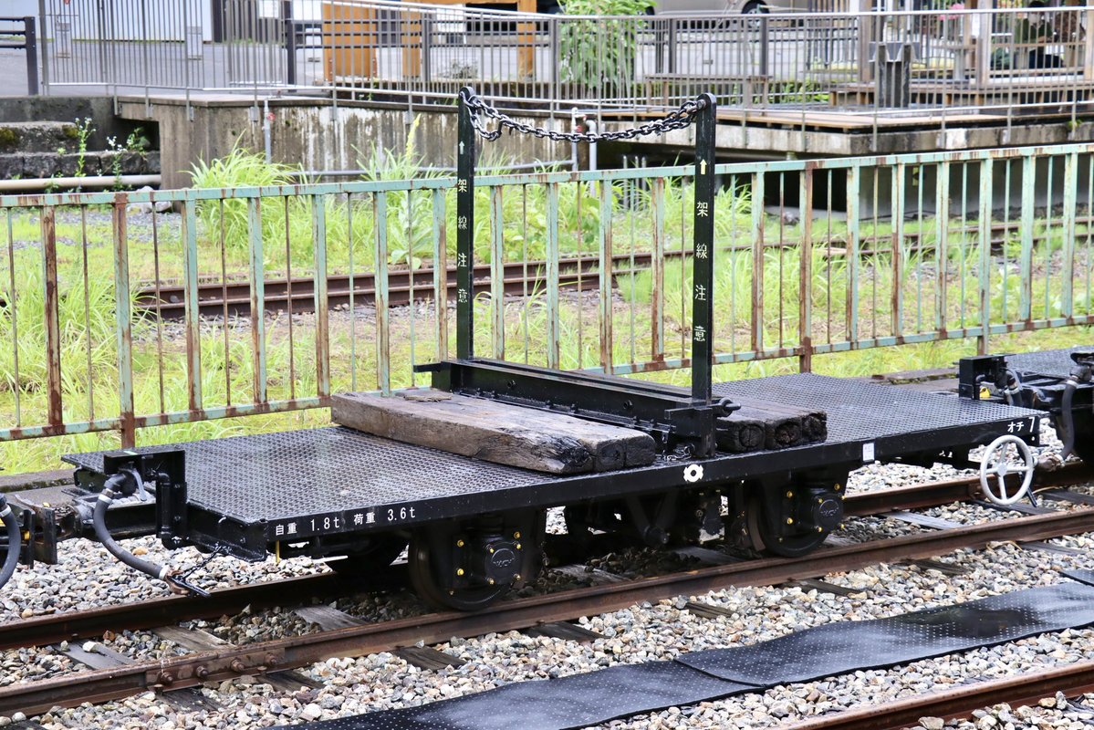 uguigawa132's tweet photo. 黒部峡谷鉄道 オチ形
現在15両が在籍する3.6t積長物車。回転柵を備え、2両1組または単体で長尺物輸送に使用される。全車が1926（大正15）年汽車会社製で、宇奈月〜猫又間開業から約100年に渡り活躍を続けている。全車が関西電力所有で、オチ1のみ1985年に廃車されている。 https://t.co/IpfumSfAr9