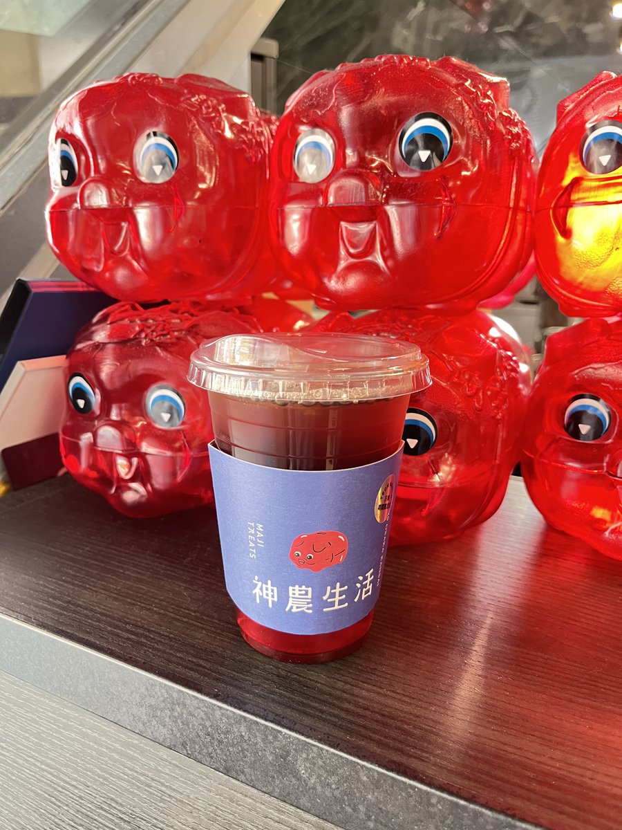 takanon's tweet photo. 昨日大阪いたのに神農生活寄ってくるの忘れたとなり東京で台湾雑貨売ってるとこ…と考えること1秒で誠品生活日本橋を思い出し万博の写真見せながら台湾っぽい雑貨ありませんかと聞いたところ漁師網バッグを薦めていただきせっかくなら差し入れにするかと缶飲料見繕って即席台湾セットが出来上がりです https://t.co/4cAgeBefBv