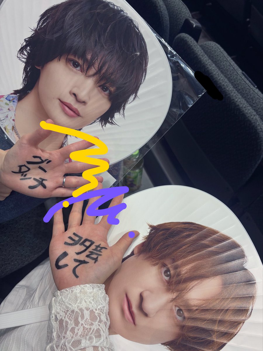 osipi_ATM's tweet photo. 育児家事に忙しい姉💛と仕事に忙しい我💜
うちわを作る余裕無くてメンバーうちわとペンラだけで会場入りしたらまさかのスタトロ最前🥺
試行錯誤の結果アイライナーで己の手に刻む方式🖐🏻✏
無事お互いに推しから頂きました🥰❤️‍🔥
玉さん本当に日々頑張ってる姉にファンサありがとう💛
#KisMyFt2_fan15 https://t.co/OTAS7FFRAX