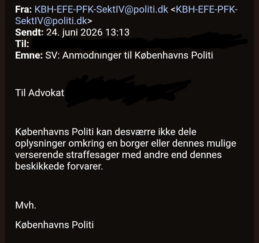 LarsAnders1620's tweet photo. Nu på dag 15 efter Københavns Politis elefanthue-, solbrilleiklædte og umarkerede betjente uanmeldt brød igennem døren til min lejlighed og afmonterede min overvågning, har hverken jeg eller min advokat set noget til kendelser eller sigtelser. På stationen bad jeg beslaglæggelsen af mine overvågningskameraer forelagt for retten inden 24 timer. Det var vi heller ikke hørt noget som helst til.

Politiet har tilgengæld nægtet at kommunikere med min privatantagede forsvarer, fordi han ikke er min beskikkede forsvarer - en beslutning jeg har meget svært ved at se er lovlig.
Ens beskikkede forsvarer har for det meste ikke tid (får betaling for) at beskæftige sig med sagen udover det aller mest basale. Den beskikkede forsvarer har fx ikke realistisk mulighed for at varetage klager til DUP, hvorfor jeg har bedt en anden advokat om hjælp.

Min oplevelse er, at jeg faktisk ikke lever i en retsstat. For i en retsstat brager der ikke maskerede mænd gennem ens dør og piller ens overvågning ned, politiet forelægger deres indgreb for domstolene og man kan få oplyst retsgrundlaget for politiets handlinger.