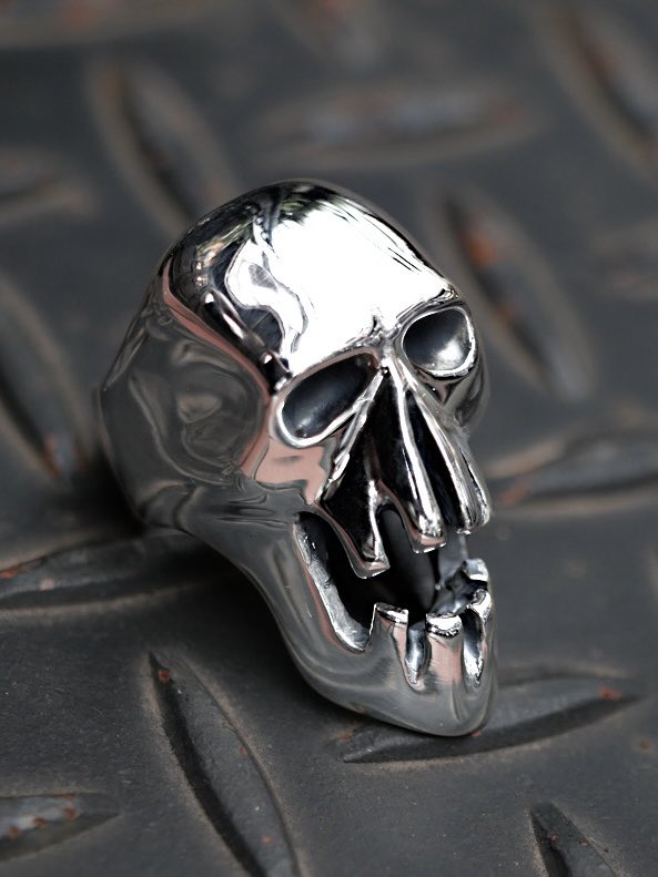 CRAZY PIG クレイジーピッグLarge Skull Hinged クレイジーピッグ『MAX SKULL RING』 世紀末の雰囲気漂う本作は、全長