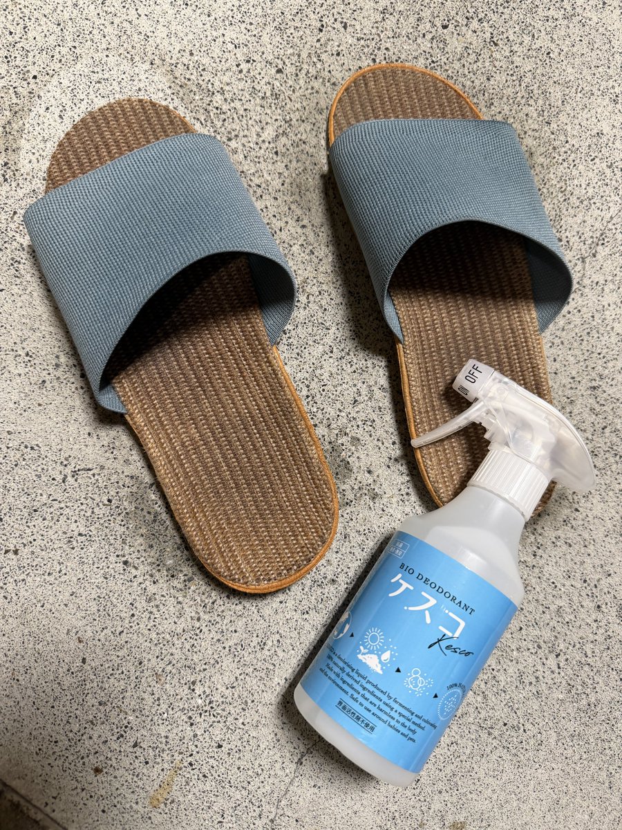 twiginza's tweet photo. レンピィがいいねしてた天然成分の消臭剤をポチッてしまい速攻でAmazonさんから到着🙄どことなく臭っていた室内履きサンダルに噴霧してみた🧐そしたらなんとぉーっ！確かに臭いが消えた！😱😱😱
#ケスコ https://t.co/tMElh8evnc