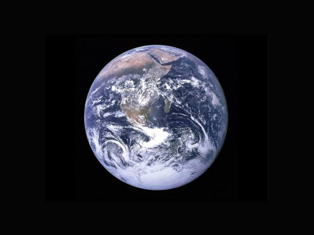 insidefolkative's tweet photo. Diumur berapa kamu baru tau kalo dalam 1 Matahari bisa diisi 1,3 juta planet Bumi. Fakta ini dijelaskan oleh dr Gia melalui akun Threads nya,

"Saya iseng ngukur Volume planet kita. Keliling Bumi di katulistiwa itu kan 40.000 kilometer. Masukin ke rumus hitung volume bola.

Jadi Volume Planet kita ini, sekitar 1,083 triliun km³.
Lalu dengan rumus yg sama, saya hitung Volume Matahari, dapatlah 1,414 kuintiliun km³.

Artinya dalam 1 Matahari, bisa muat untuk diisi 1,3 JUTA Planet Bumi.
Kita debunya debu. 😊"