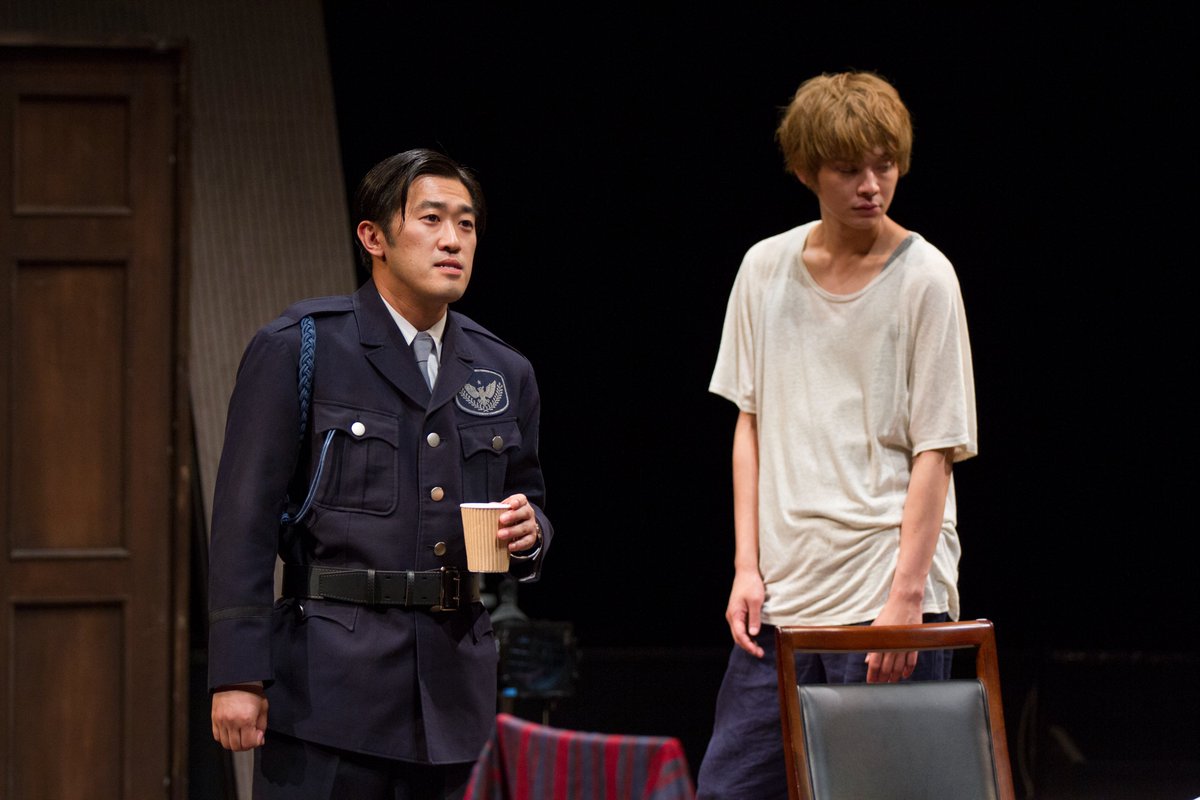 zuu24com's tweet photo. 『Being at home with Claude～ #クロードと一緒に ～』の全公演に出演している #鈴木ハルニ さん。
出会って間もない頃「俺、こう見えて、帰国子女なんですよ」の”こう見えて”に、大笑いした失礼を許してくれるような、シカゴ育ちの米国流ジェントルマンです。

#松田凌 くんが呼び始めた"ハル兄（はるにい）”の愛称から判るように、年下の役者さんたちからの信頼は厚く、＃神尾佑 さんのような重鎮からも、陽気にいじられるような、素敵なキャラクターの持ち主です。

＃青山円形劇場 の初演時、場内を横断するように作られた舞台の上部、ドアの外と見立てたメイン舞台から離れた場所で、観客の観劇の邪魔にならないよう、でも、ずっと警護官として演技を続ける姿に感動すら覚えました。なので、＃京都文化博物館 別館ホール で、2階の回廊部分に立つアイデアが出た時、全力で賛成したプロデューサーは、ホール側に交渉し特別に了承を頂きました。通常は立ち入りが許可されていない場所なので。

この回廊に立つハルニさんを見て、誰より喜んでいたのは、プロデューサーかもしれません。
警護官の登場に気づいていた方が多いと個人的に嬉しいです。
＃Zu々雑記帳　＃相馬圭祐　＃井澤勇貴　＃鈴木ハルニ