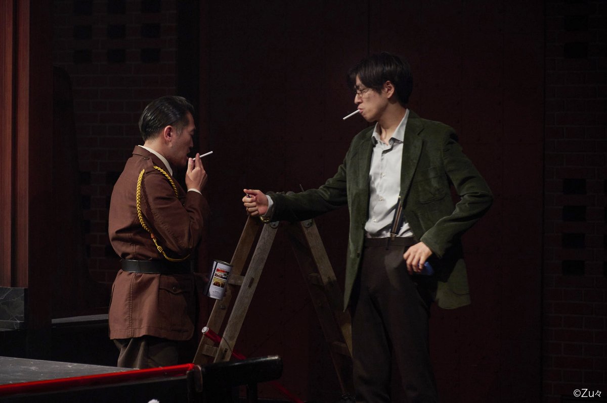 zuu24com's tweet photo. 『Being at home with Claude～ #クロードと一緒に ～』の全公演に出演している #鈴木ハルニ さん。
出会って間もない頃「俺、こう見えて、帰国子女なんですよ」の”こう見えて”に、大笑いした失礼を許してくれるような、シカゴ育ちの米国流ジェントルマンです。

#松田凌 くんが呼び始めた"ハル兄（はるにい）”の愛称から判るように、年下の役者さんたちからの信頼は厚く、＃神尾佑 さんのような重鎮からも、陽気にいじられるような、素敵なキャラクターの持ち主です。

＃青山円形劇場 の初演時、場内を横断するように作られた舞台の上部、ドアの外と見立てたメイン舞台から離れた場所で、観客の観劇の邪魔にならないよう、でも、ずっと警護官として演技を続ける姿に感動すら覚えました。なので、＃京都文化博物館 別館ホール で、2階の回廊部分に立つアイデアが出た時、全力で賛成したプロデューサーは、ホール側に交渉し特別に了承を頂きました。通常は立ち入りが許可されていない場所なので。

この回廊に立つハルニさんを見て、誰より喜んでいたのは、プロデューサーかもしれません。
警護官の登場に気づいていた方が多いと個人的に嬉しいです。
＃Zu々雑記帳　＃相馬圭祐　＃井澤勇貴　＃鈴木ハルニ