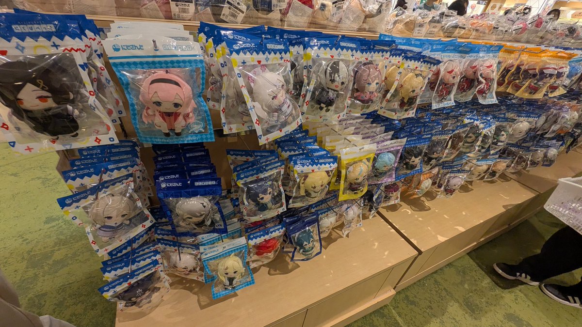 YAMAV10's tweet photo. 名古屋のぬいストアとらべる行ってきましたー！
これだけのにじぱぺやにじぬいが並んでるのは圧巻！
ちょまのにじぱぺも買いました！ https://t.co/dI2baYyFZa