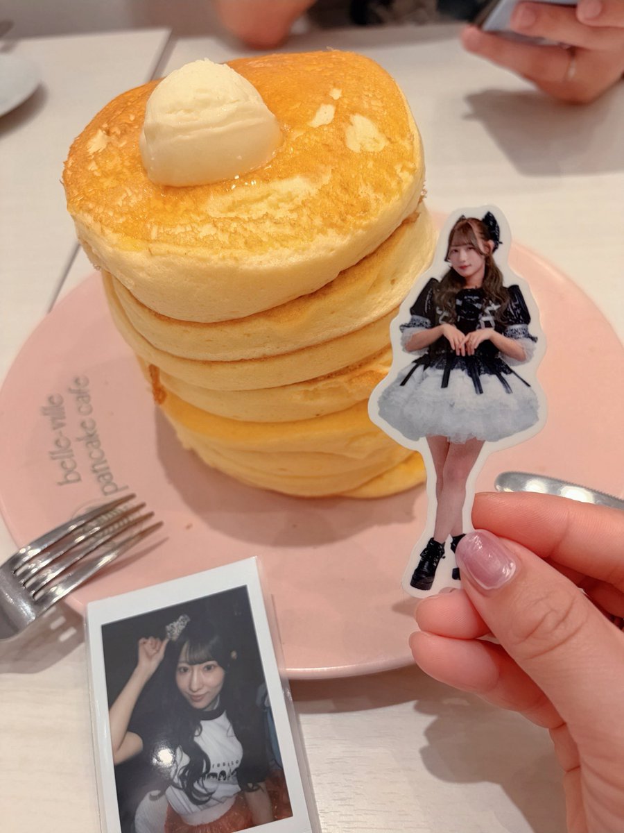 aozisodressing's tweet photo. なぎささんが食べに行ってたパンケーキ、すごく美味しそうだったので行ってきました🥞🥞
ふわふわトロトロお口の中で溶ける系のパンケーキ( *´艸`)卵感つよし!
縦に切ってひと口で行ける限界は4枚でした🙆♀️🙆♀️
満足〜·͜· ︎︎ᰔᩚ
#MyDresscode #松倉凪沙 https://t.co/Ci4Z1XUabK