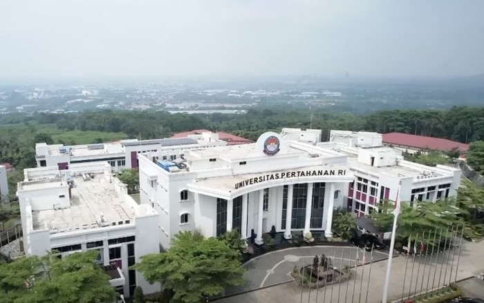 abulmuzaffar10's tweet photo. Tidak hanya UNHAN tapi juga sekolah-sekolah kedinasan lainnya..

IPDN, STAN, dan STIS setahu gw masih disubsidi full.

Dulu sempat ada kajian dari KPK di 2024. 
Kata KPK, hanya Rp 39 T dari APBN 2024 yang digunakan untuk membantu uang kuliah mahasiswa.

32 Tnya dipake untuk anggaran kedinasan, mahasiswa PTN hanya dapat 7 triliun. 

Sejauh ini belum tahu apakah di 2025 dan 2026, trennya masih sama? Bahwa subsidi ke sekolah kedinasan lebih besar ketimbang PTN.. 

Tapi yang jelas,
ITB sudah ngeluh
Dana APBN hanya sanggup untuk membiayai 18% operasional kampus.

===
At the end, gue dah bilang
Ga ada alasan PTN itu mahal.
Ini semua kembali ke political will dan skala prioritas pemerintah aja. 
Kalau pemerintah niatnya mau subsidi seluruh PTN juga bisa kok..

Bahkan merevisi UU Dikti agar pemerintah diwajibkan untuk subsidi PTN itu semua bisa kok..
Lah Omnibus Law aja bisa cepat kok pembahasannya..