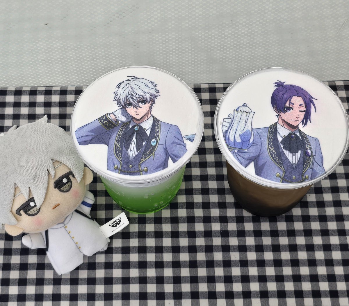 azzertivey's tweet photo. 결국 콜라보카페 갔고 ng ro 둘 주문했는데요
직원분이 도안맞는지 확인해달라고 먼저 보여주시는데 순서가 반대로 돼있어서 이따 바꿔 놓고 찍어야지 하는데
갑자기 손을 교차시키시더니 왼른 맞춰주셧어요
그러고 저를 쳐다보시길래 순서 맞아요,,ㅎ 하니까 아 순서맞아요!?ㅎㅎㅎ 해주심 https://t.co/jJxCCWnTJp