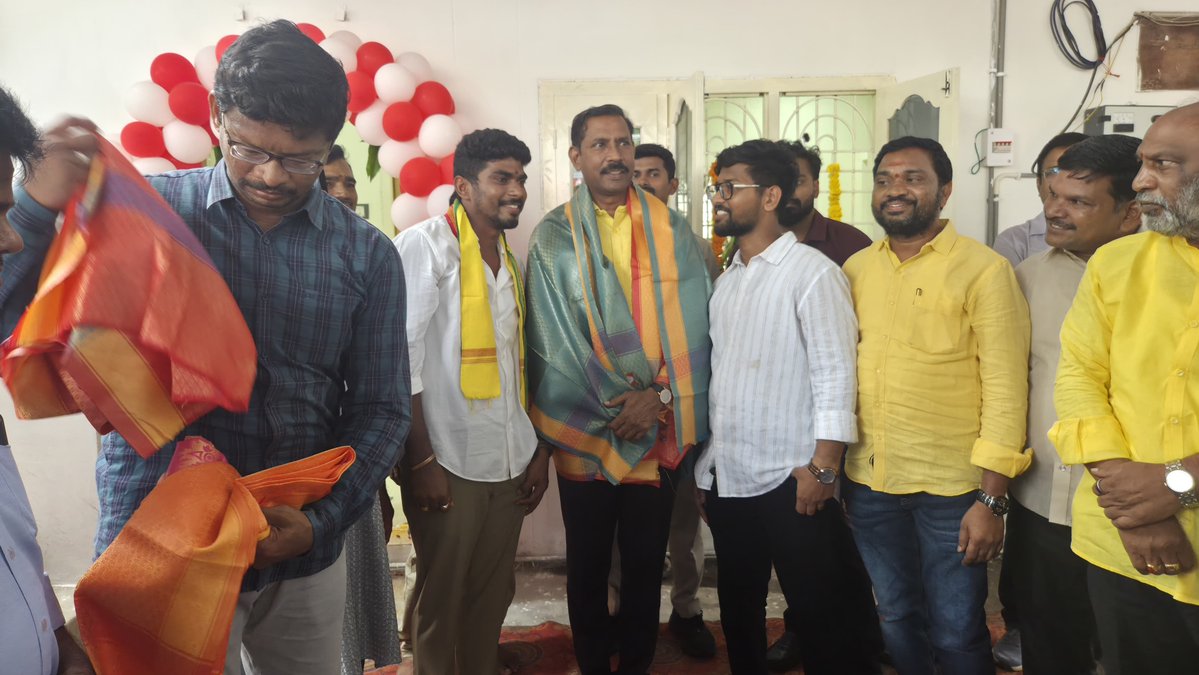 Pallasrinivas4u's tweet photo. నేడు గాజువాక నియోజకవర్గం లోని పలు వేడుకల్లో పాల్గొని సందడి చేసిన ఆంధ్రప్రదేశ్ రాష్ట్ర టిడిపి అధ్యక్షులు, గాజువాక శాసనసభ్యులు శ్రీ పల్లా శ్రీనివాసరావు గారు.

#PallaSrinivasaRao #TDPStatePresident #MLAGajuwaka 
 #Gajuwaka #Tdp https://t.co/XFsPoeuDbe